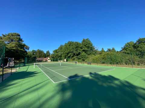 Activités sportives autour du Domaine Ericarclem : randonnées, tennis et bien plus encore