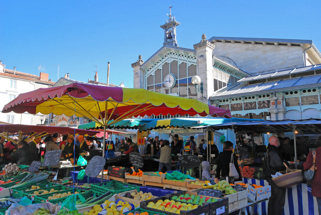 Flâner au marché de La Rochelle : un plaisir gourmand et authentique